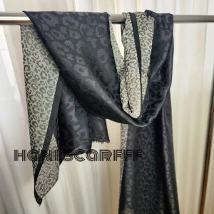 شال ژاکارد نخی مدل پلنگی