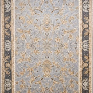 فرش ماشینی ۱۲۰۰ شانه طرح کلاسین آبی روشن (نیلی) و طلایی